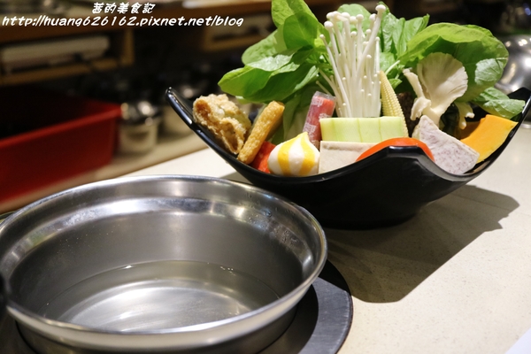 郁之町:【新北新莊區】新莊火鍋『郁之町鍋物』清淡好湯頭,幸福新滋味~