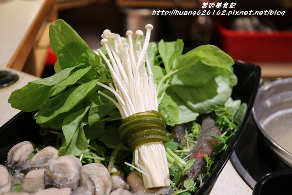 郁之町:【新北新莊區】新莊火鍋『郁之町鍋物』清淡好湯頭,幸福新滋味~