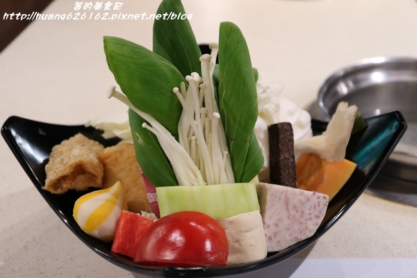 郁之町:【新北新莊區】新莊火鍋『郁之町鍋物』清淡好湯頭,幸福新滋味~