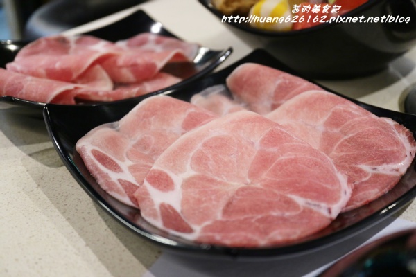 郁之町:【新北新莊區】新莊火鍋『郁之町鍋物』清淡好湯頭,幸福新滋味~