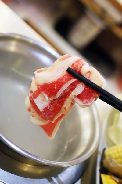 【新莊餐廳】大元寶涮涮鍋-超大份量肉盤,平價的美味