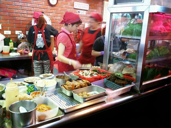 蘆洲切仔麵：蘆洲湧蓮寺附近的**蘆洲切仔麵**