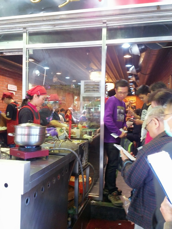 蘆洲切仔麵：蘆洲湧蓮寺附近的**蘆洲切仔麵**