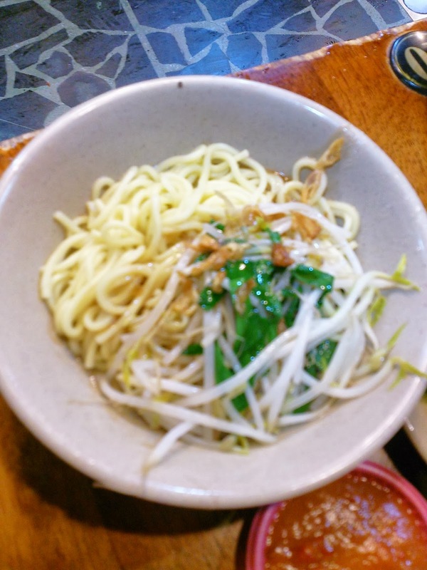 蘆洲切仔麵：蘆洲湧蓮寺附近的**蘆洲切仔麵**