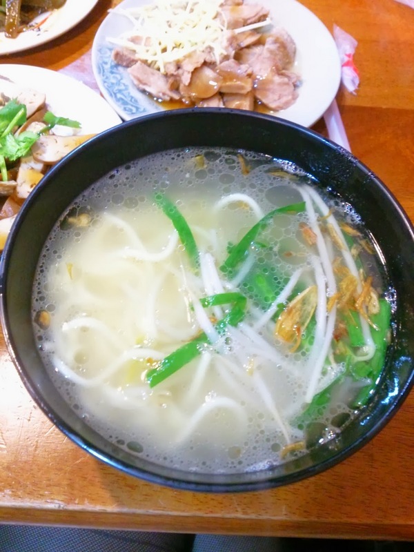 蘆洲切仔麵：蘆洲湧蓮寺附近的**蘆洲切仔麵**