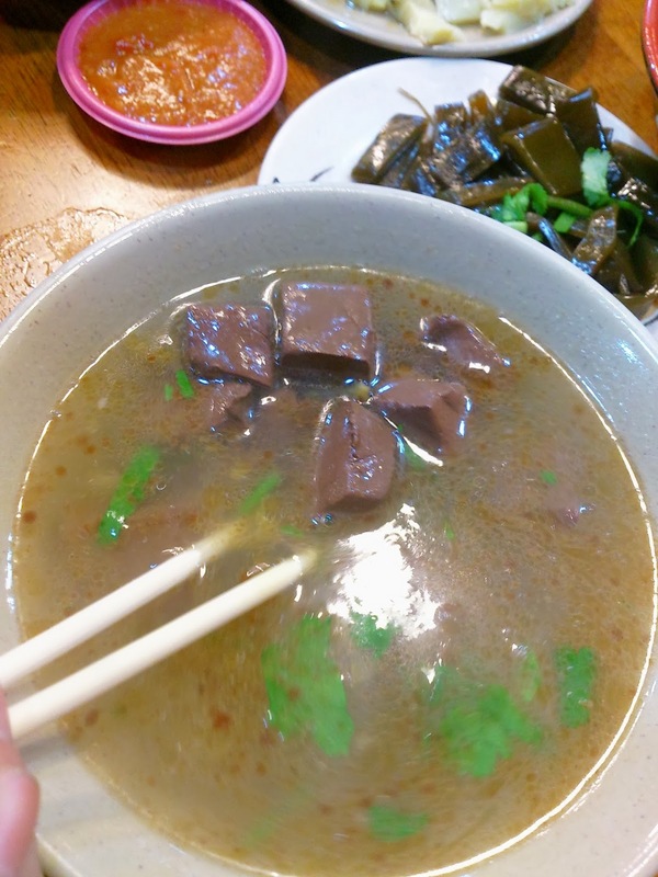 蘆洲切仔麵：蘆洲湧蓮寺附近的**蘆洲切仔麵**