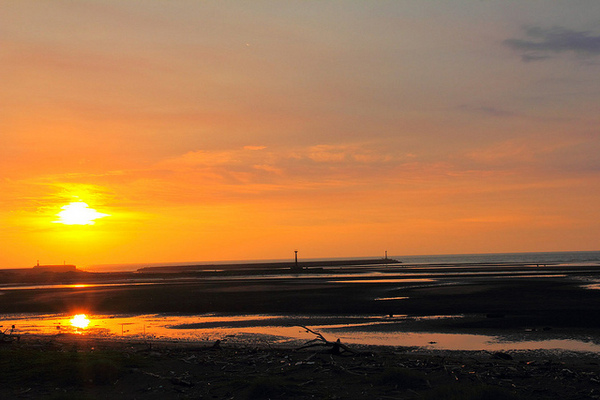 海天一線看海區：[遊記]【新竹市】南寮漁港。 海天一線看海區火燒雲美景