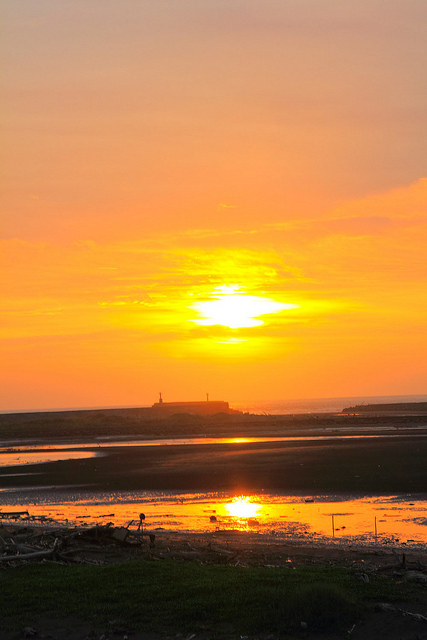 海天一線看海區：[遊記]【新竹市】南寮漁港。 海天一線看海區火燒雲美景