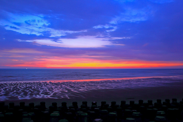 海天一線看海區：[遊記]【新竹市】南寮漁港。 海天一線看海區火燒雲美景