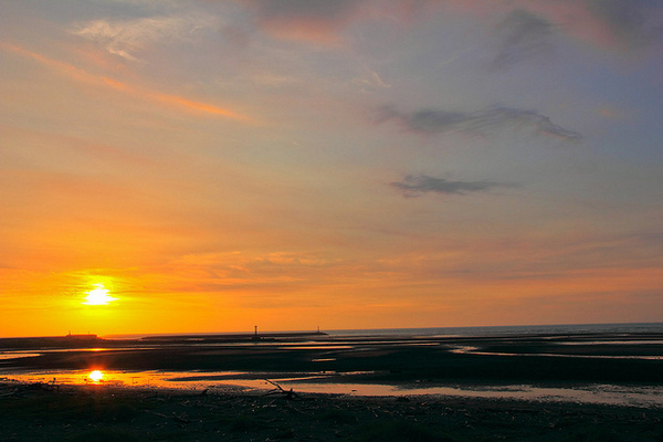 海天一線看海區：[遊記]【新竹市】南寮漁港。 海天一線看海區火燒雲美景