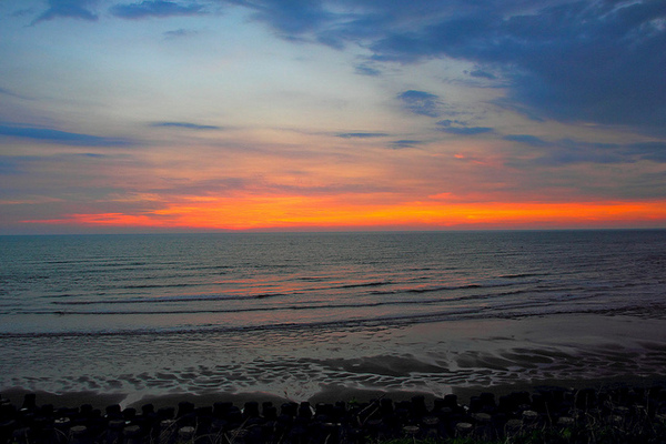 海天一線看海區：[遊記]【新竹市】南寮漁港。 海天一線看海區火燒雲美景