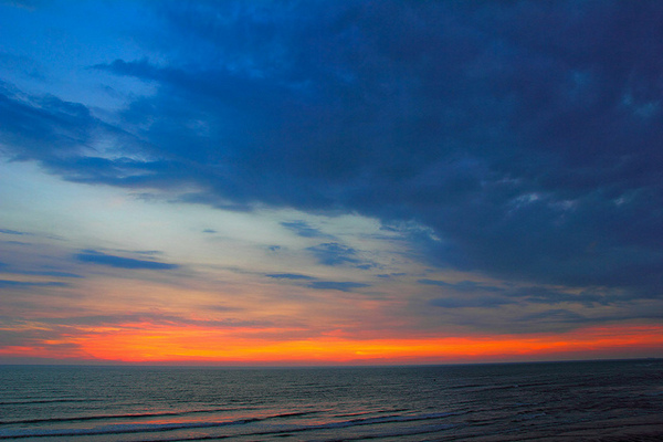 海天一線看海區：[遊記]【新竹市】南寮漁港。 海天一線看海區火燒雲美景