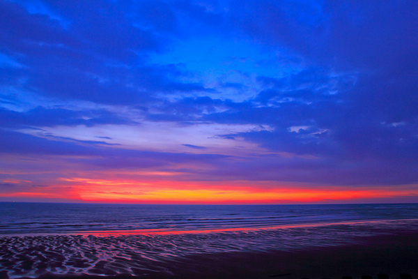 海天一線看海區：[遊記]【新竹市】南寮漁港。 海天一線看海區火燒雲美景