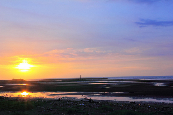 海天一線看海區：[遊記]【新竹市】南寮漁港。 海天一線看海區火燒雲美景