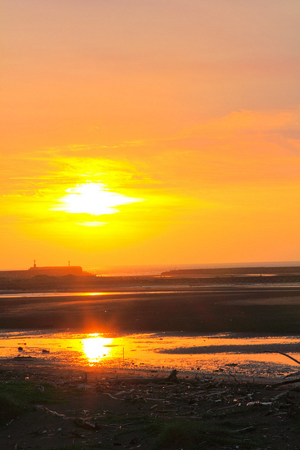 海天一線看海區：[遊記]【新竹市】南寮漁港。 海天一線看海區火燒雲美景