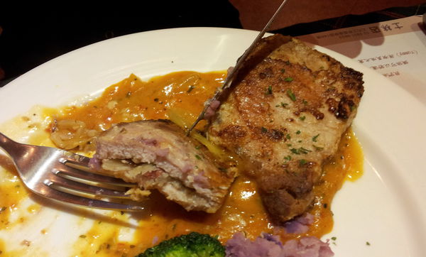 鑲餡法式豬排佐卡非醬2