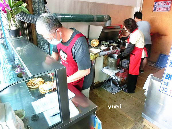 三代蔥油餅：【台中食記】東區巷弄隱藏美食!在地人推薦不排隊吃不到的蔥油餅@三代蔥油餅