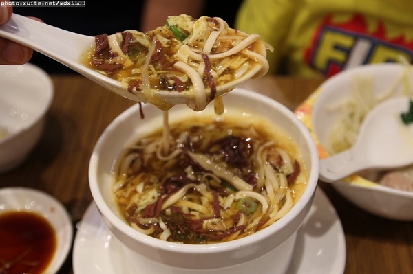 鼎泰豐(台中大遠百店):鼎泰豐in台中大遠百~皮薄餡多滋味好,實在好吃咧❤103.4.12&05.24