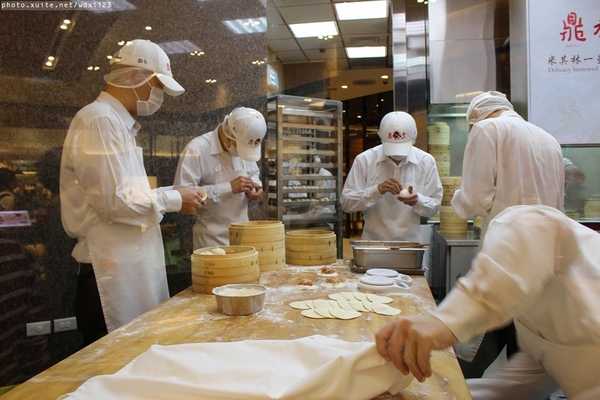 鼎泰豐(台中大遠百店):鼎泰豐in台中大遠百~皮薄餡多滋味好,實在好吃咧❤103.4.12&05.24