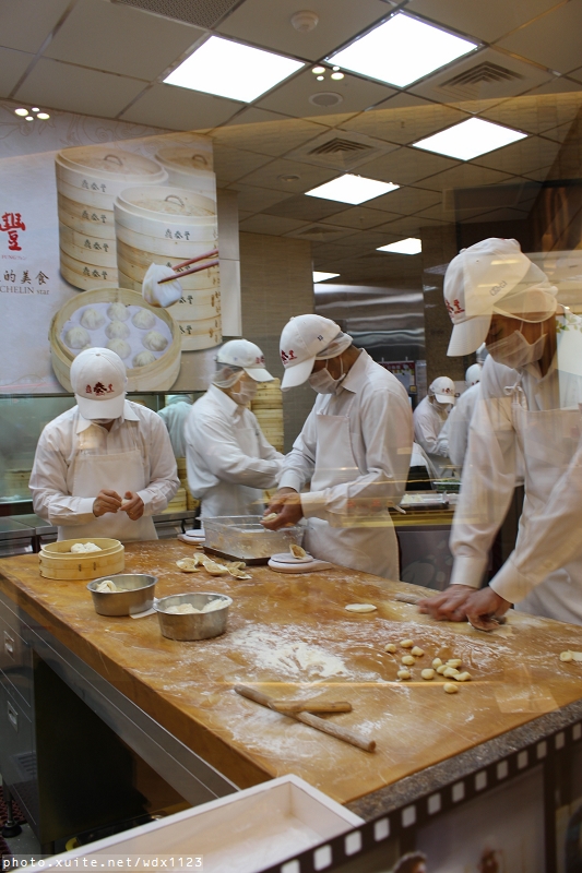 鼎泰豐(台中大遠百店):鼎泰豐in台中大遠百~皮薄餡多滋味好,實在好吃咧❤103.4.12&05.24