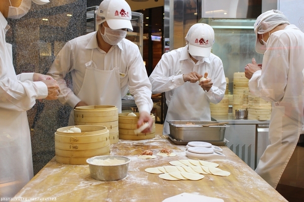 鼎泰豐(台中大遠百店):鼎泰豐in台中大遠百~皮薄餡多滋味好,實在好吃咧❤103.4.12&05.24