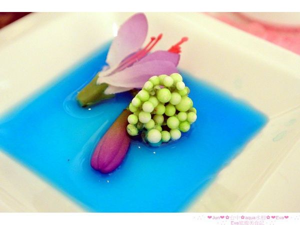 aqua水相法義料理(大遠百店)：【食記】oO。。台中　aqua水相法義料理　來這裡有美美的馬卡龍裝飾尬逼和愛麗絲夢遊仙境的下午茶陪伴大家～o○。