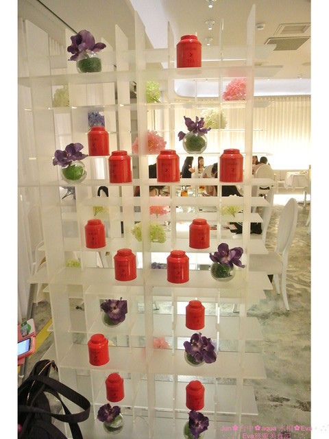 aqua水相法義料理(大遠百店)：【食記】oO。。台中　aqua水相法義料理　來這裡有美美的馬卡龍裝飾尬逼和愛麗絲夢遊仙境的下午茶陪伴大家～o○。