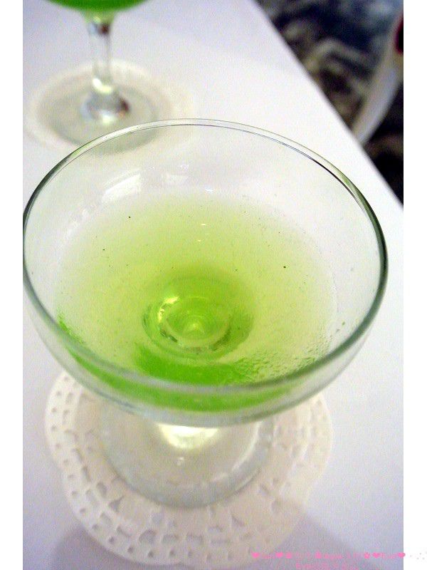 aqua水相法義料理(大遠百店)：【食記】oO。。台中　aqua水相法義料理　來這裡有美美的馬卡龍裝飾尬逼和愛麗絲夢遊仙境的下午茶陪伴大家～o○。