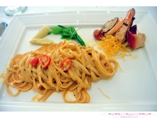 aqua水相法義料理(大遠百店)：【食記】oO。。台中　aqua水相法義料理　來這裡有美美的馬卡龍裝飾尬逼和愛麗絲夢遊仙境的下午茶陪伴大家～o○。