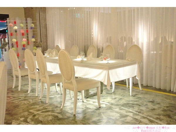 aqua水相法義料理(大遠百店)：【食記】oO。。台中　aqua水相法義料理　來這裡有美美的馬卡龍裝飾尬逼和愛麗絲夢遊仙境的下午茶陪伴大家～o○。