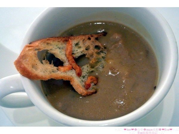 aqua水相法義料理(大遠百店)：【食記】oO。。台中　aqua水相法義料理　來這裡有美美的馬卡龍裝飾尬逼和愛麗絲夢遊仙境的下午茶陪伴大家～o○。