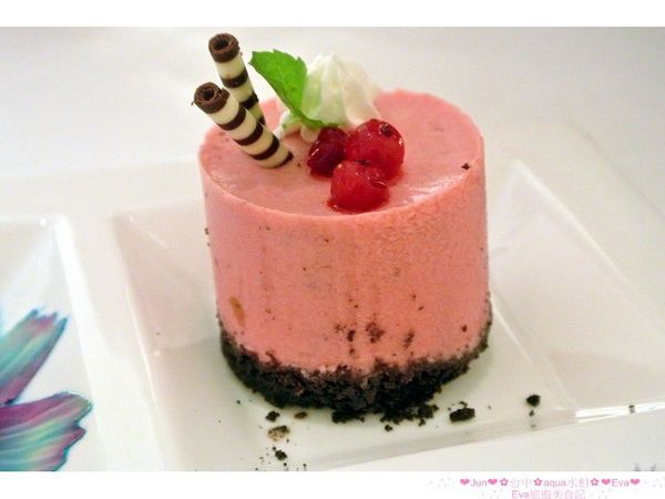 aqua水相法義料理(大遠百店)：【食記】oO。。台中　aqua水相法義料理　來這裡有美美的馬卡龍裝飾尬逼和愛麗絲夢遊仙境的下午茶陪伴大家～o○。