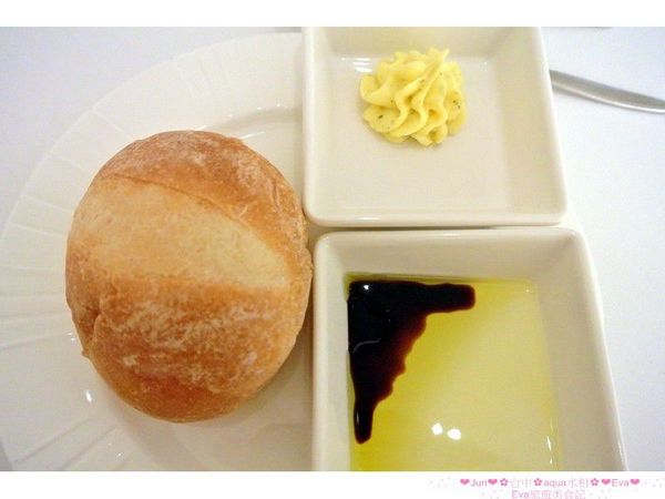 aqua水相法義料理(大遠百店)：【食記】oO。。台中　aqua水相法義料理　來這裡有美美的馬卡龍裝飾尬逼和愛麗絲夢遊仙境的下午茶陪伴大家～o○。