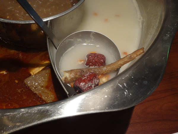 臥龍城巴蜀麻辣燙-麻辣火鍋專賣(原爭紅麻辣火鍋)：1021208[官本金文愛台灣口碑券第20彈]臥龍城巴蜀麻辣燙火鍋好吃到諸葛孔明都不打戰三分天下只想鴛鴦溺在一起