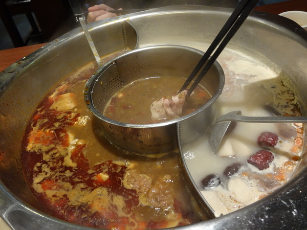 臥龍城巴蜀麻辣燙-麻辣火鍋專賣(原爭紅麻辣火鍋)：1021208[官本金文愛台灣口碑券第20彈]臥龍城巴蜀麻辣燙火鍋好吃到諸葛孔明都不打戰三分天下只想鴛鴦溺在一起