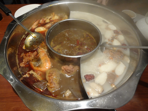 臥龍城巴蜀麻辣燙-麻辣火鍋專賣(原爭紅麻辣火鍋)：1021208[官本金文愛台灣口碑券第20彈]臥龍城巴蜀麻辣燙火鍋好吃到諸葛孔明都不打戰三分天下只想鴛鴦溺在一起