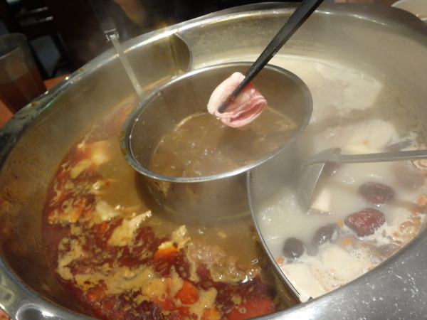 臥龍城巴蜀麻辣燙-麻辣火鍋專賣(原爭紅麻辣火鍋)：1021208[官本金文愛台灣口碑券第20彈]臥龍城巴蜀麻辣燙火鍋好吃到諸葛孔明都不打戰三分天下只想鴛鴦溺在一起