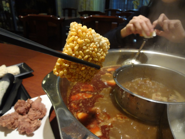 臥龍城巴蜀麻辣燙-麻辣火鍋專賣(原爭紅麻辣火鍋)：1021208[官本金文愛台灣口碑券第20彈]臥龍城巴蜀麻辣燙火鍋好吃到諸葛孔明都不打戰三分天下只想鴛鴦溺在一起