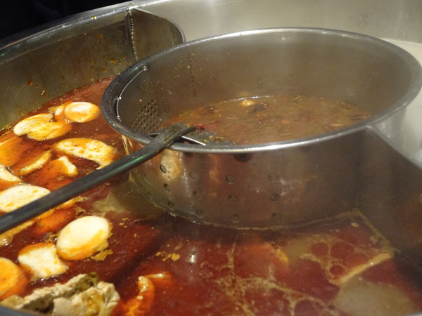 臥龍城巴蜀麻辣燙-麻辣火鍋專賣(原爭紅麻辣火鍋)：1021208[官本金文愛台灣口碑券第20彈]臥龍城巴蜀麻辣燙火鍋好吃到諸葛孔明都不打戰三分天下只想鴛鴦溺在一起