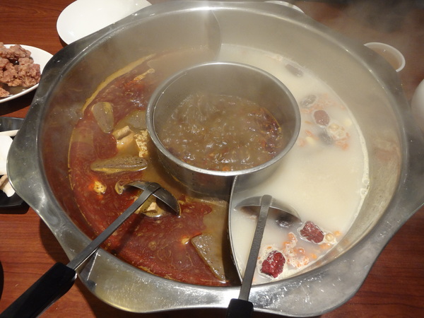 臥龍城巴蜀麻辣燙-麻辣火鍋專賣(原爭紅麻辣火鍋)：1021208[官本金文愛台灣口碑券第20彈]臥龍城巴蜀麻辣燙火鍋好吃到諸葛孔明都不打戰三分天下只想鴛鴦溺在一起