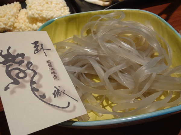 臥龍城巴蜀麻辣燙-麻辣火鍋專賣(原爭紅麻辣火鍋)：1021208[官本金文愛台灣口碑券第20彈]臥龍城巴蜀麻辣燙火鍋好吃到諸葛孔明都不打戰三分天下只想鴛鴦溺在一起