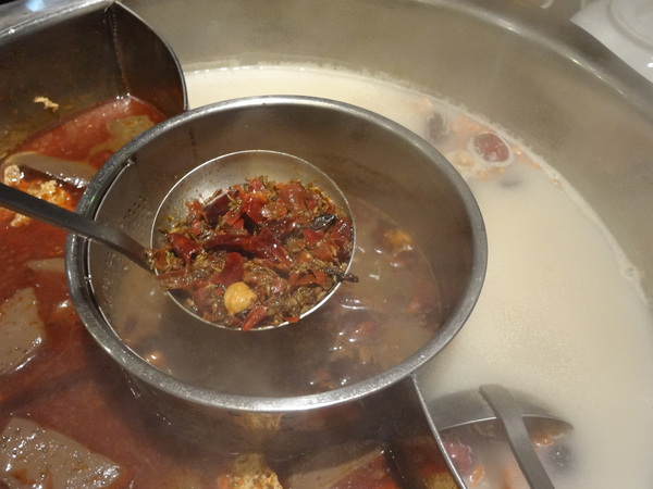 臥龍城巴蜀麻辣燙-麻辣火鍋專賣(原爭紅麻辣火鍋)：1021208[官本金文愛台灣口碑券第20彈]臥龍城巴蜀麻辣燙火鍋好吃到諸葛孔明都不打戰三分天下只想鴛鴦溺在一起