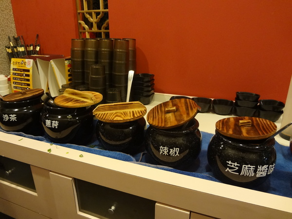 臥龍城巴蜀麻辣燙-麻辣火鍋專賣(原爭紅麻辣火鍋)：1021208[官本金文愛台灣口碑券第20彈]臥龍城巴蜀麻辣燙火鍋好吃到諸葛孔明都不打戰三分天下只想鴛鴦溺在一起