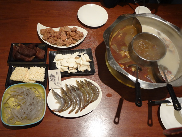 臥龍城巴蜀麻辣燙-麻辣火鍋專賣(原爭紅麻辣火鍋)：1021208[官本金文愛台灣口碑券第20彈]臥龍城巴蜀麻辣燙火鍋好吃到諸葛孔明都不打戰三分天下只想鴛鴦溺在一起