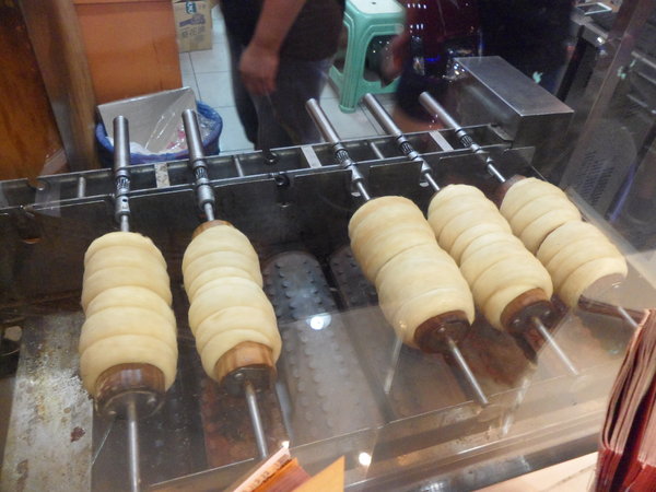 巧朵滋匈牙利煙囪捲專賣店(逢甲總店)：【台中逢甲夜市．點心】煙囪捲☆東歐匈牙利百年傳統點心