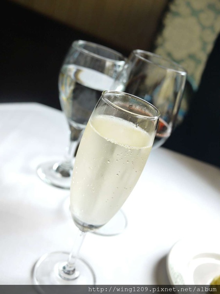 Lawry's勞瑞斯牛肋排餐廳:頂級美味饗宴。【Lawry’s勞瑞斯牛肋排餐廳】