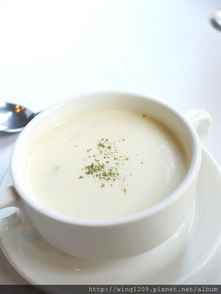 Lawry's勞瑞斯牛肋排餐廳:頂級美味饗宴。【Lawry’s勞瑞斯牛肋排餐廳】