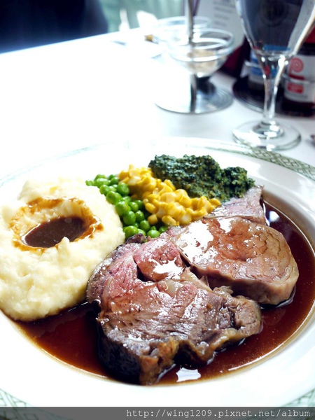 Lawry's勞瑞斯牛肋排餐廳:頂級美味饗宴。【Lawry’s勞瑞斯牛肋排餐廳】