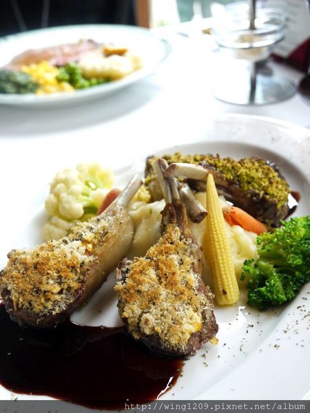 Lawry's勞瑞斯牛肋排餐廳:頂級美味饗宴。【Lawry’s勞瑞斯牛肋排餐廳】