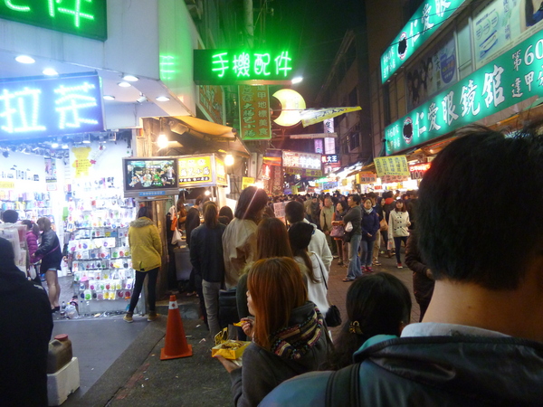 逢甲夜市：【台中】228假期台中行之美食無法吃透透－逢甲夜市